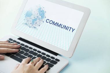 Eller dizüstü bilgisayarda çalışıyor