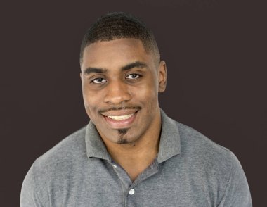 gülümseyen mutlu Afrika asıllı adam 