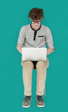 dizüstü bilgisayar kullanan adam