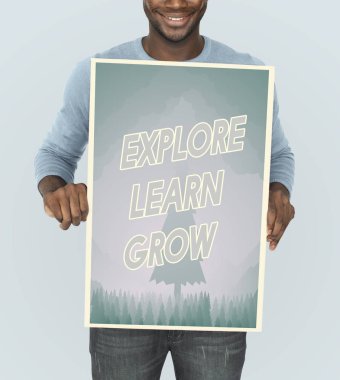 Afrika adam grafik afiş tutarak 