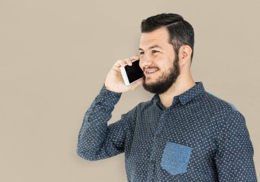 Cep telefonuyla konuşan adam. 