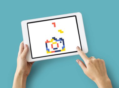 kişi holding dijital tablet