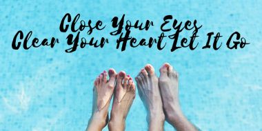 bacaklar karşı mavi su