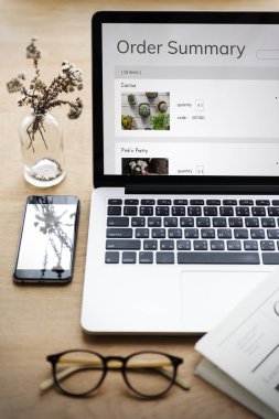 Tablo açılan dizüstü bilgisayar ile