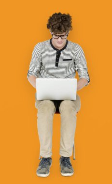 dizüstü bilgisayar kullanan adam