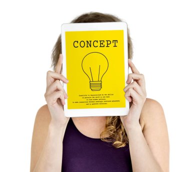 Dijital tablet kapsayan yüz tutan kadın 