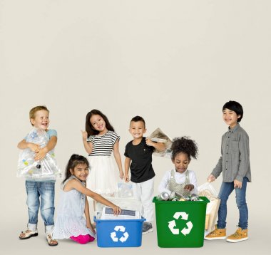 atık geri dönüşüm için çocuklarla