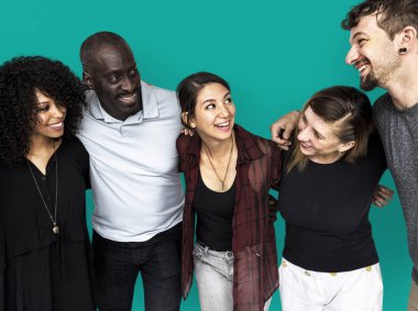 insanlar gülümsüyor ve arkadaşlarının yanına