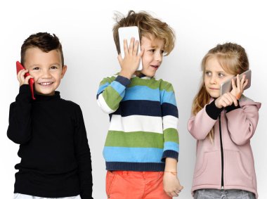 Cep telefonları konuşan çocuklar