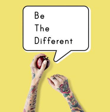 Dövmeli kişi holding elma. 