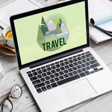 ahşap masa üstünde açılan laptop