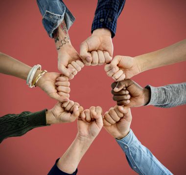 yumruklarını birlikte daire içinde eller