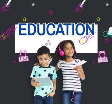 çok etnik gruptan oluşan çocuklar dijital cihazlar kullanarak