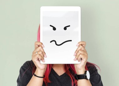 Dijital tablet ile yüz kapsayan kişi