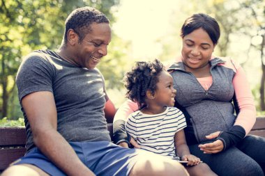 Dijital tablet kullanan aile