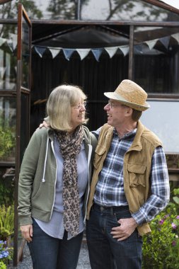 Kıdemli çiftçi çift Garden