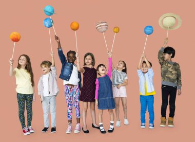 Çocuk güneş sistemi tutan