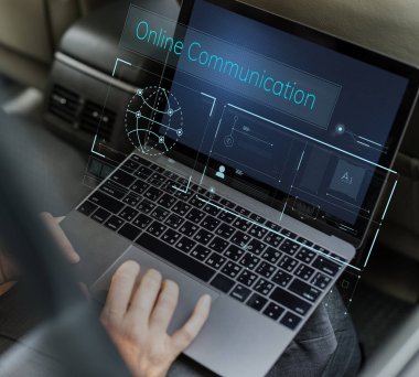 Arabaya dizüstü kullanarak işadamı