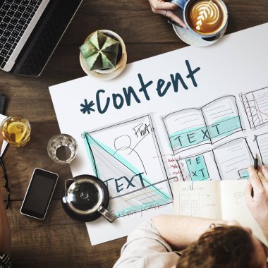 insanlar masada beyin fırtınası