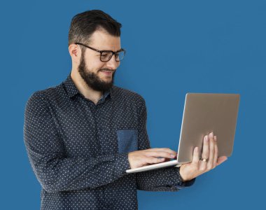 sakallı adam gözlüklü