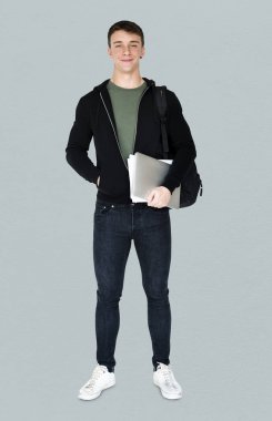 Dizüstü bilgisayar tutan adam