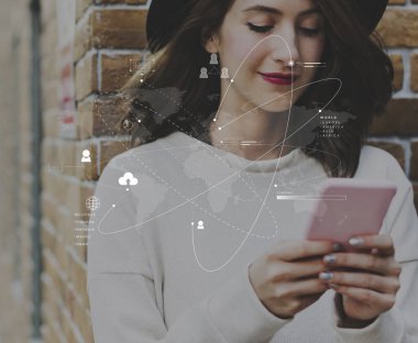 Akıllı telefon kullanan kadın