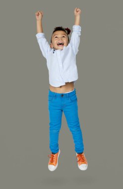 küçük çocuk atlama