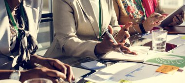 İnsanlar Uluslararası Konferansı'nda tartışıyor