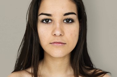  Kadın sakin yüz ve çıplak omuzları ile