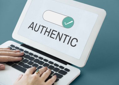 Dizüstü bilgisayarda yazan kadın klavyesi