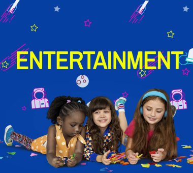 çok ırklı kızlar birlikte eğitim