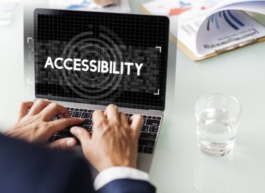 Bilgisayarla çalışan bir iş adamı