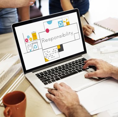 insan eli masada dizüstü bilgisayar kullanarak