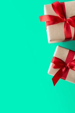  kırmızı kurdele ile sarılmış hediyeler