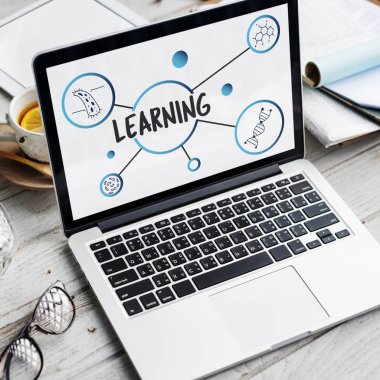ahşap masa üstünde açılan laptop