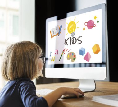 küçük kız monitör ekranına bakarak