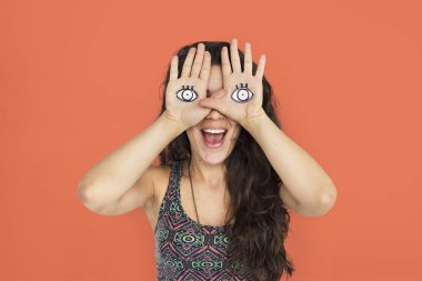 avuç içi arkasında kadın gizli yüz