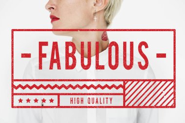 Beyaz gömlekli genç kadın