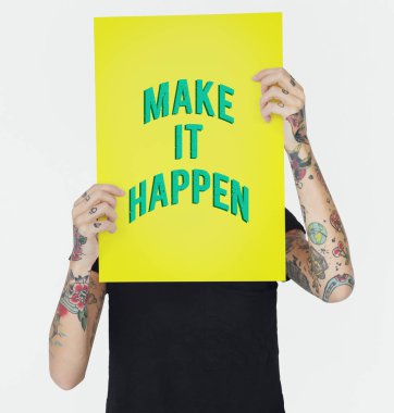 Dövmeli kişi holding afiş.