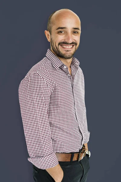 Sorrindo homem com as mãos nos bolsos — Fotografia de Stock