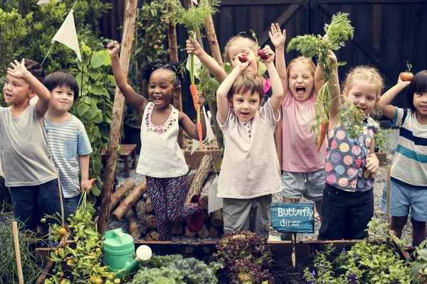 Bambini in giardino che si tengono per mano — Foto Stock