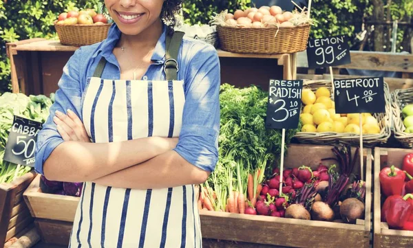 Donna che vende verdure — Foto Stock