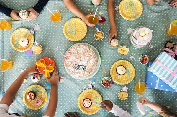 Niños en la mesa con pastel de cumpleaños —  Fotos de Stock