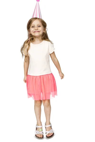 Mädchen springt in Geburtstagsmütze — Stockfoto