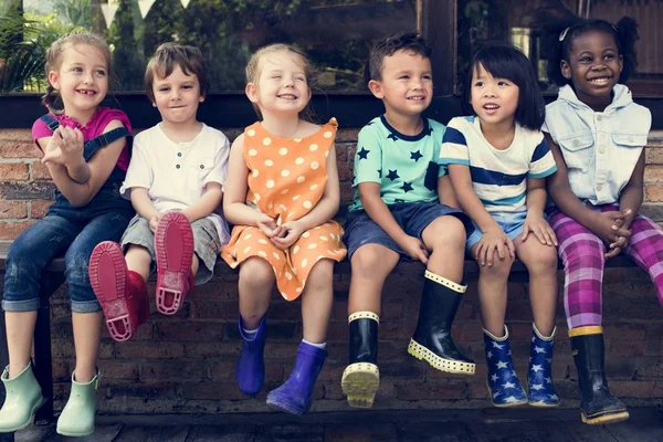 Barnen bär gummistövlar — Stockfoto
