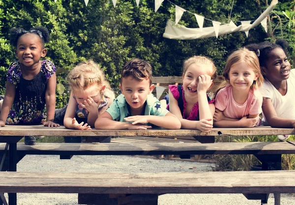 Kids sitting on the bench — Stock Photo, Image