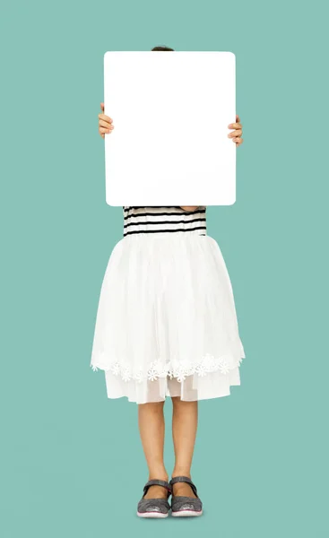 Chica cubriendo la cara con cartel en blanco —  Fotos de Stock