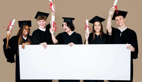Estudantes segurando banner — Fotografia de Stock