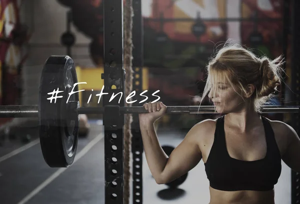 Sportvrouw opleiding met barbell — Stockfoto