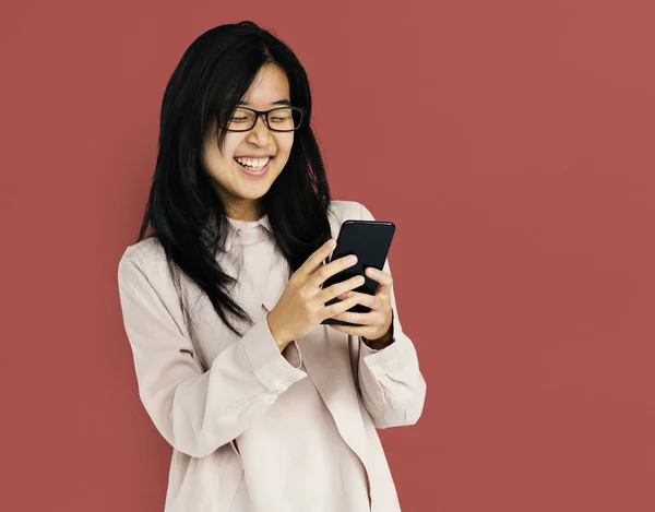 使用智能手机的微笑亚洲妇女 — 图库照片